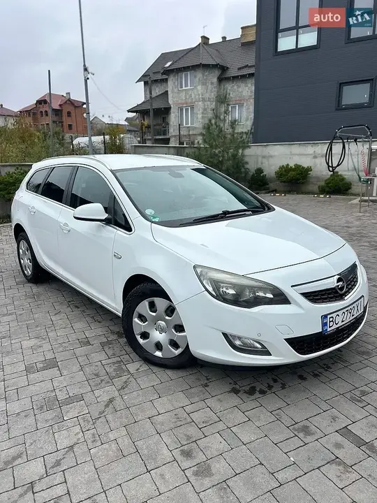 Opel Astra 2011 photo 3