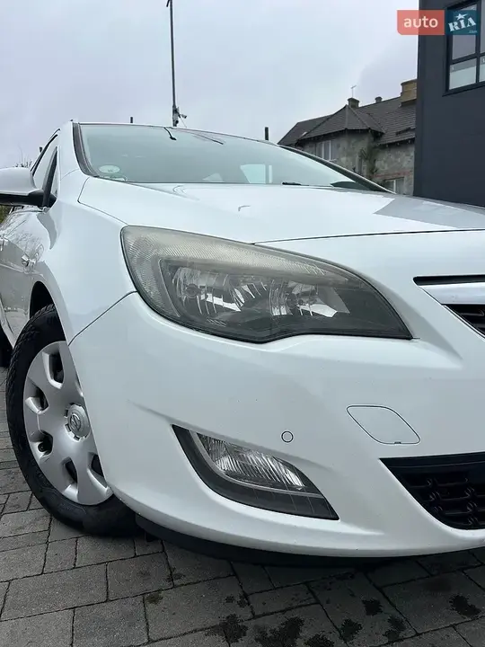 Opel Astra 2011 photo 4