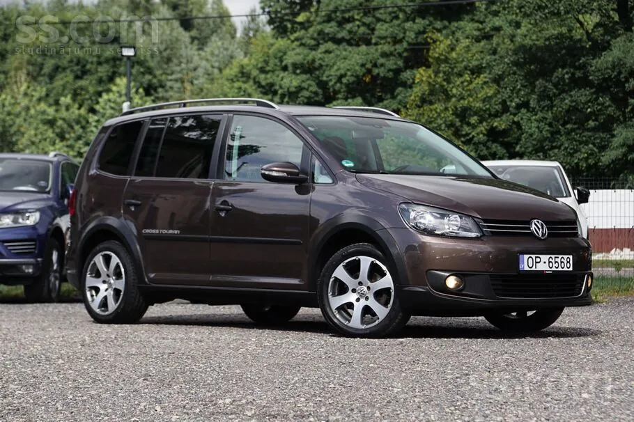 Volkswagen Touran 2011 photo 2