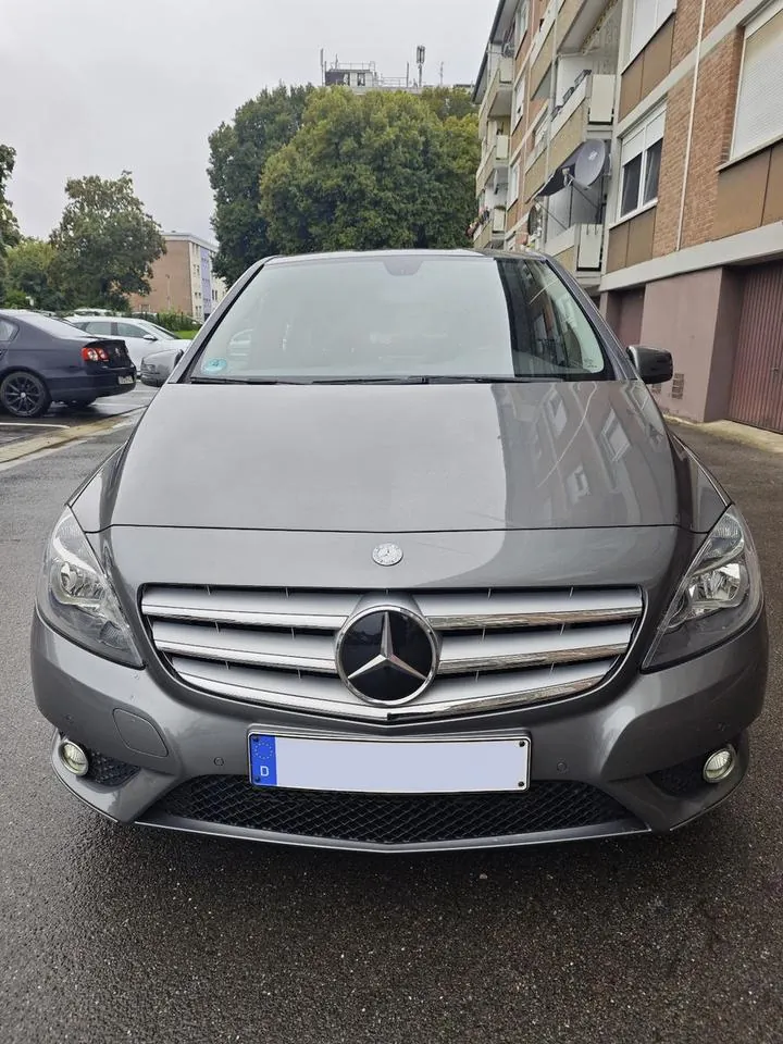 Mercedes-Benz B 180