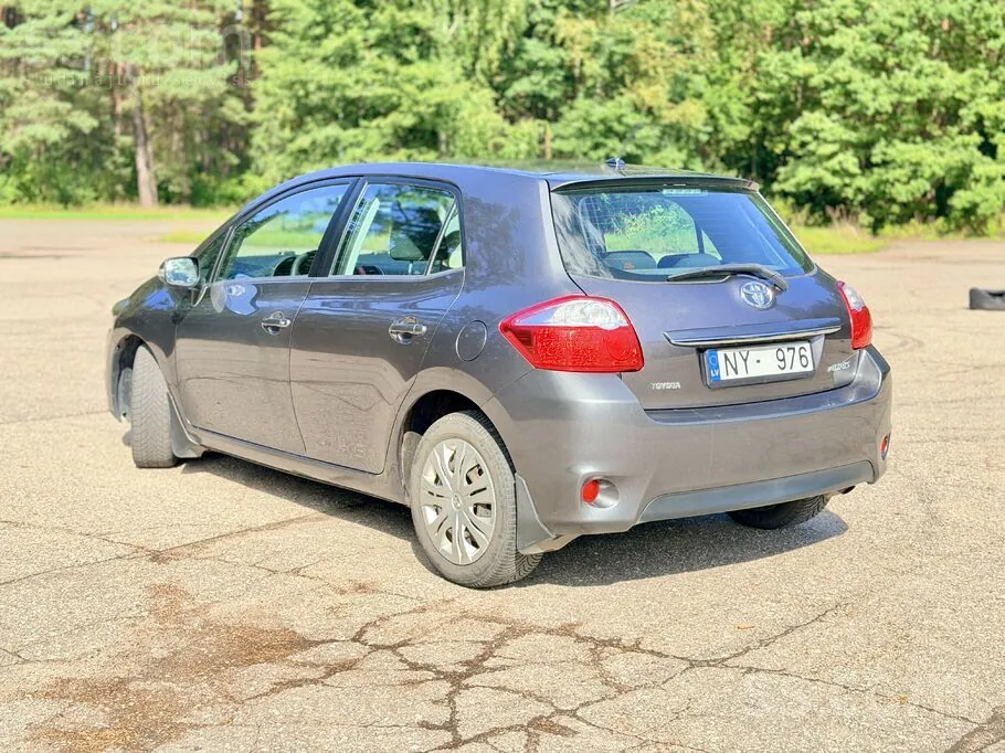 Toyota Auris 2011 photo 2
