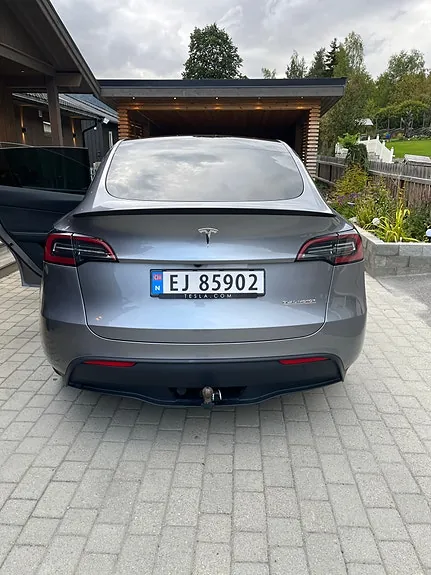 Tesla Model Y 2025 photo 2