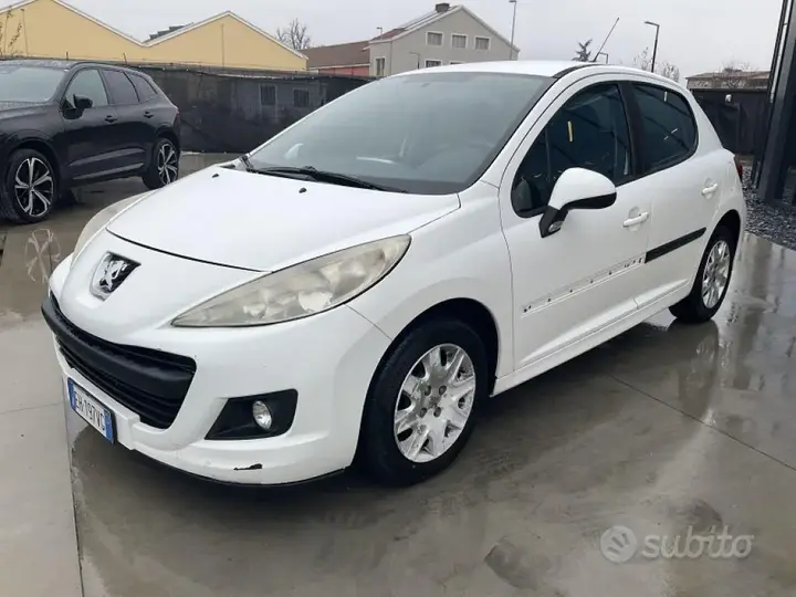 Peugeot 207 2011 photo 3