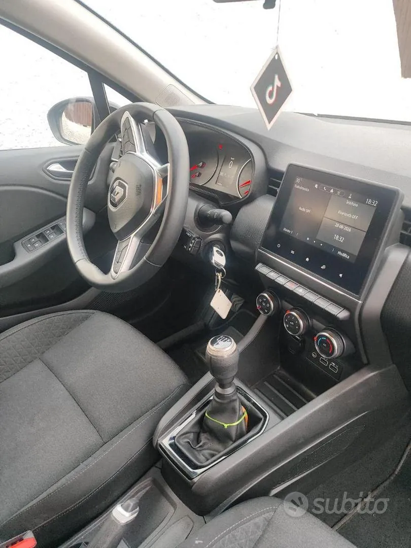 Renault Clio 2023 photo 2