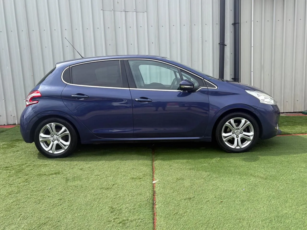 Peugeot 208 2015 photo 3