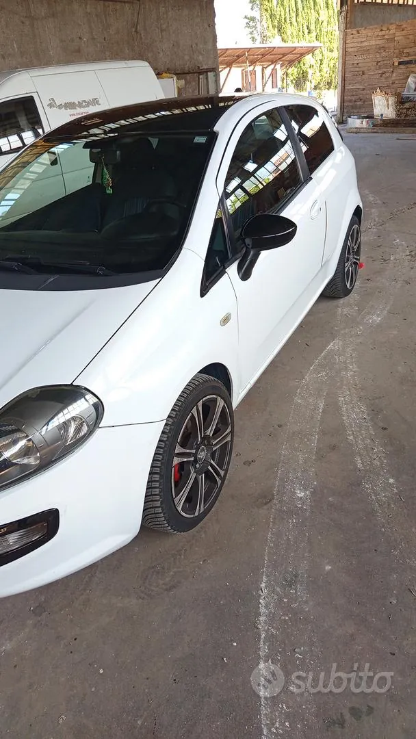 Fiat Punto 2011 photo 2