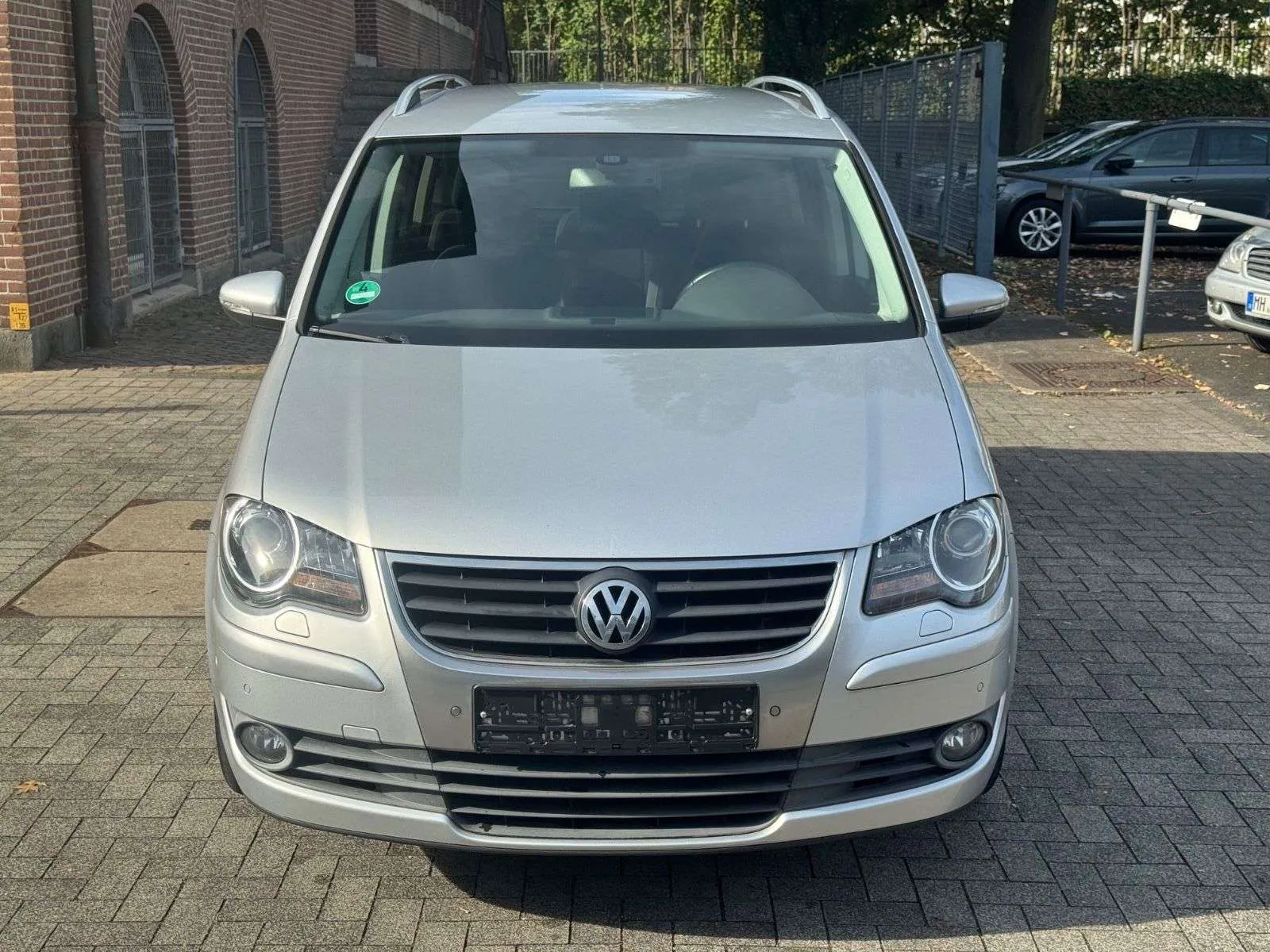 Volkswagen Touran 2010 photo 2
