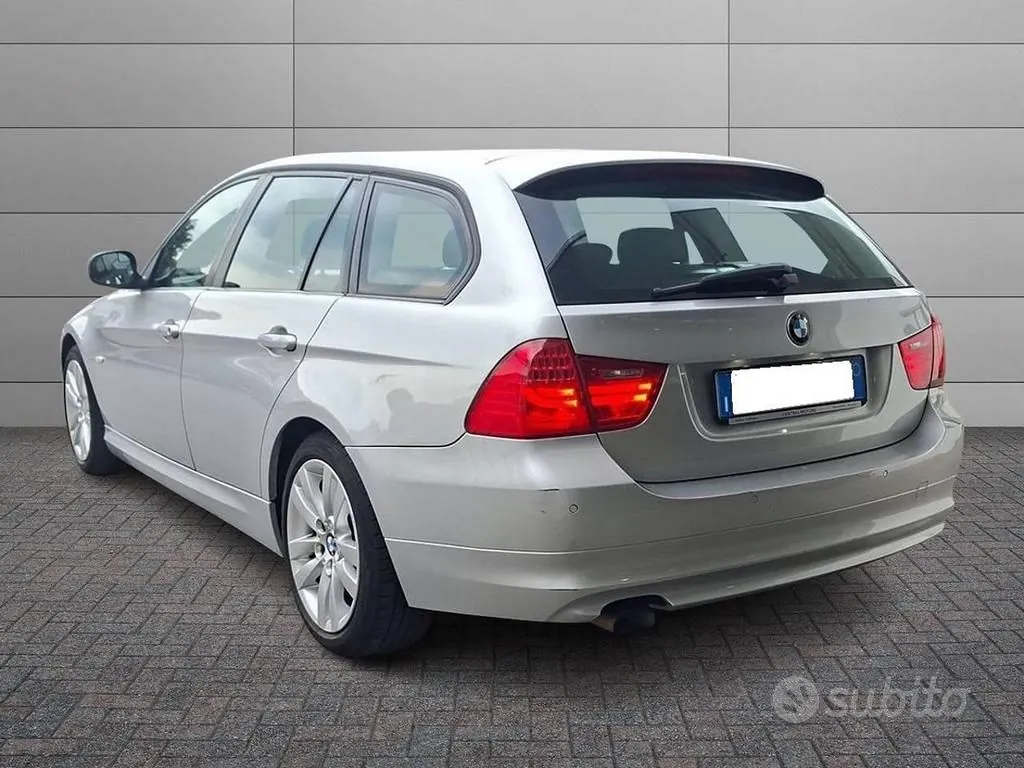BMW 3 Series 2011 photo 2