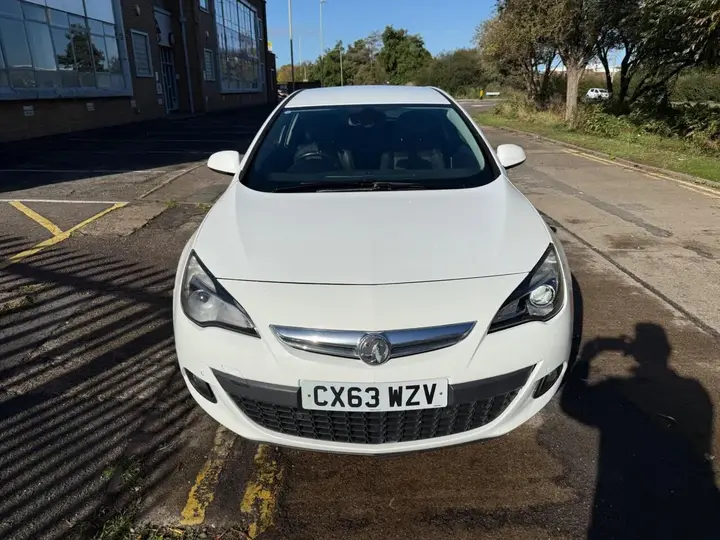 Vauxhall Astra 2013 photo 2
