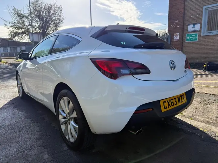 Vauxhall Astra 2013 photo 4