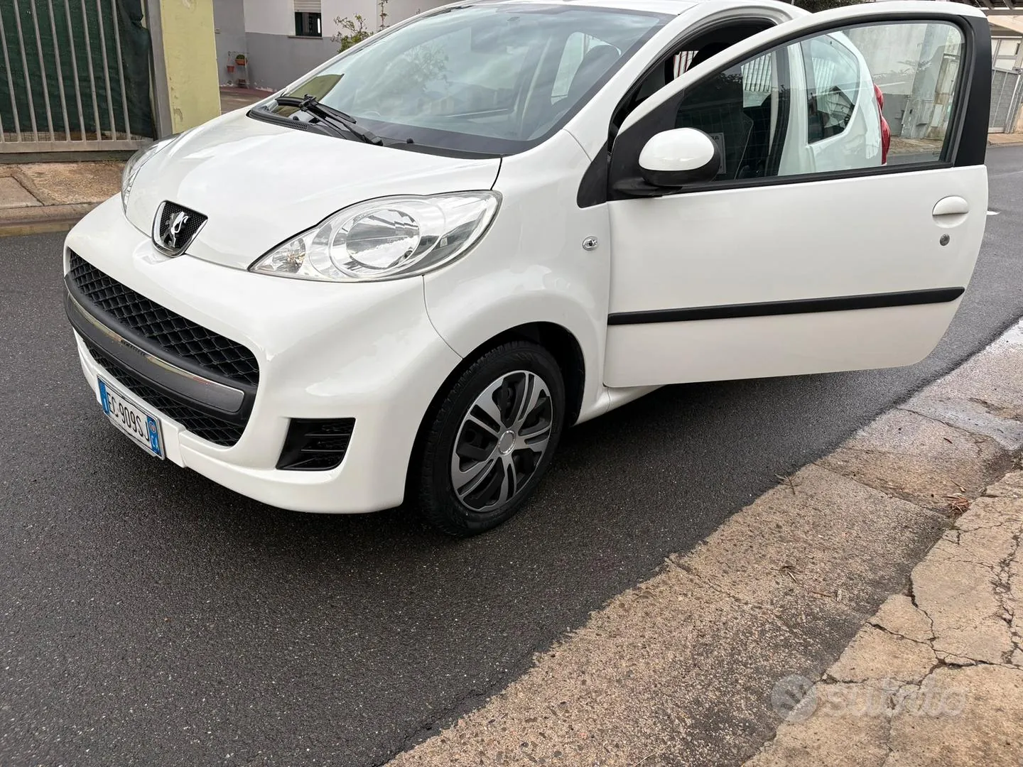 Peugeot 107 2010 photo 2