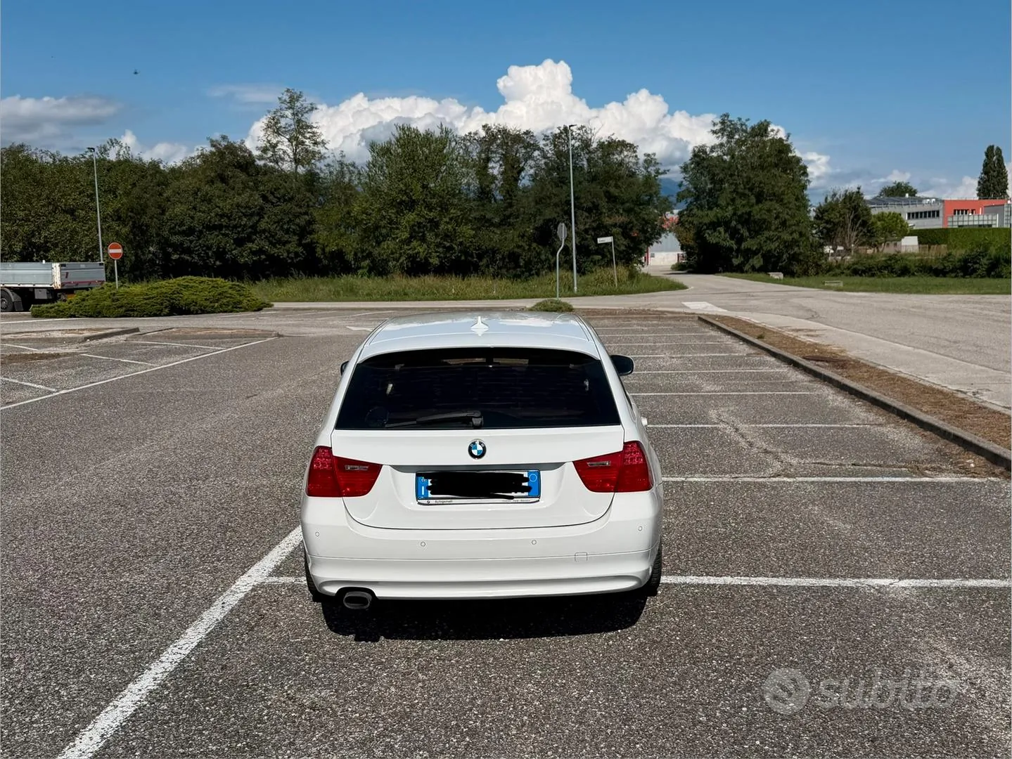 BMW 320D Touring 2010 photo 2