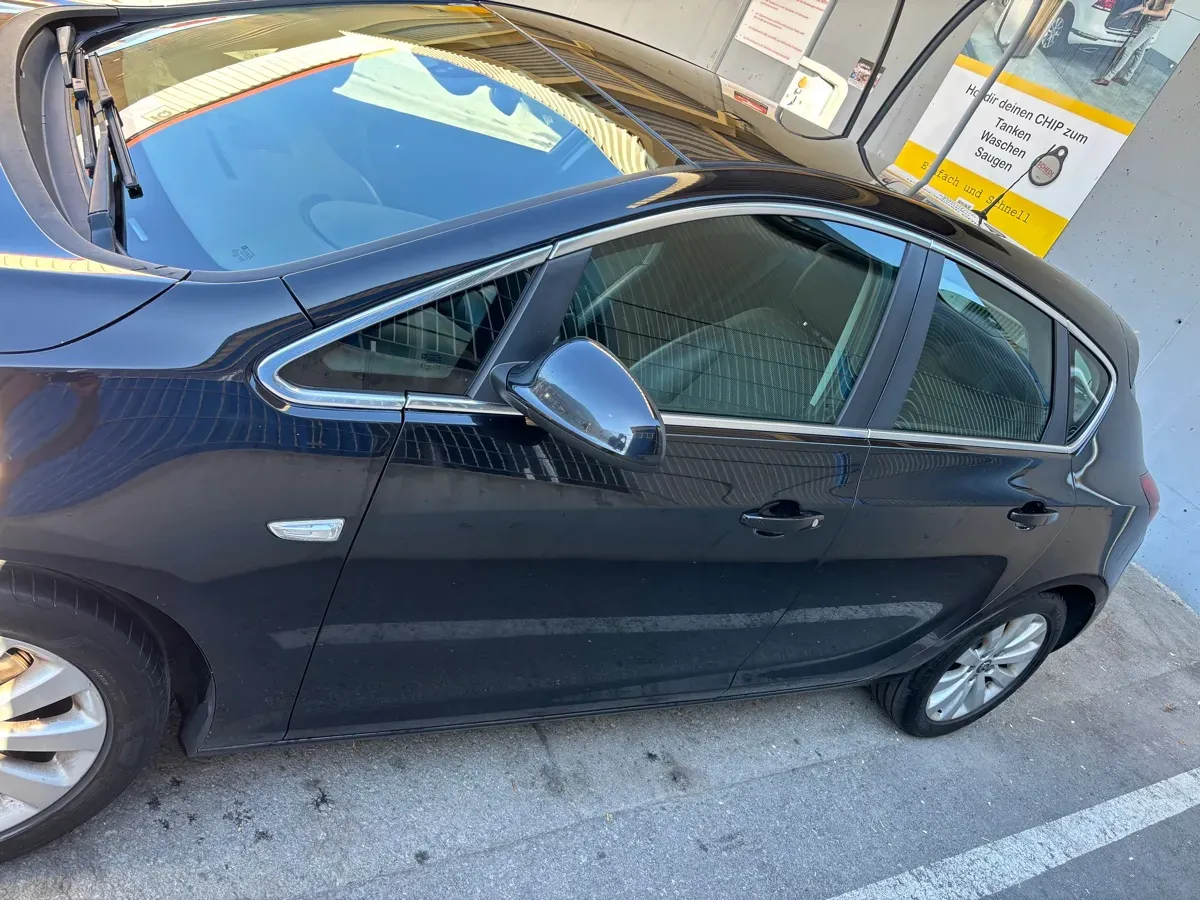 Opel Astra 2011 photo 3