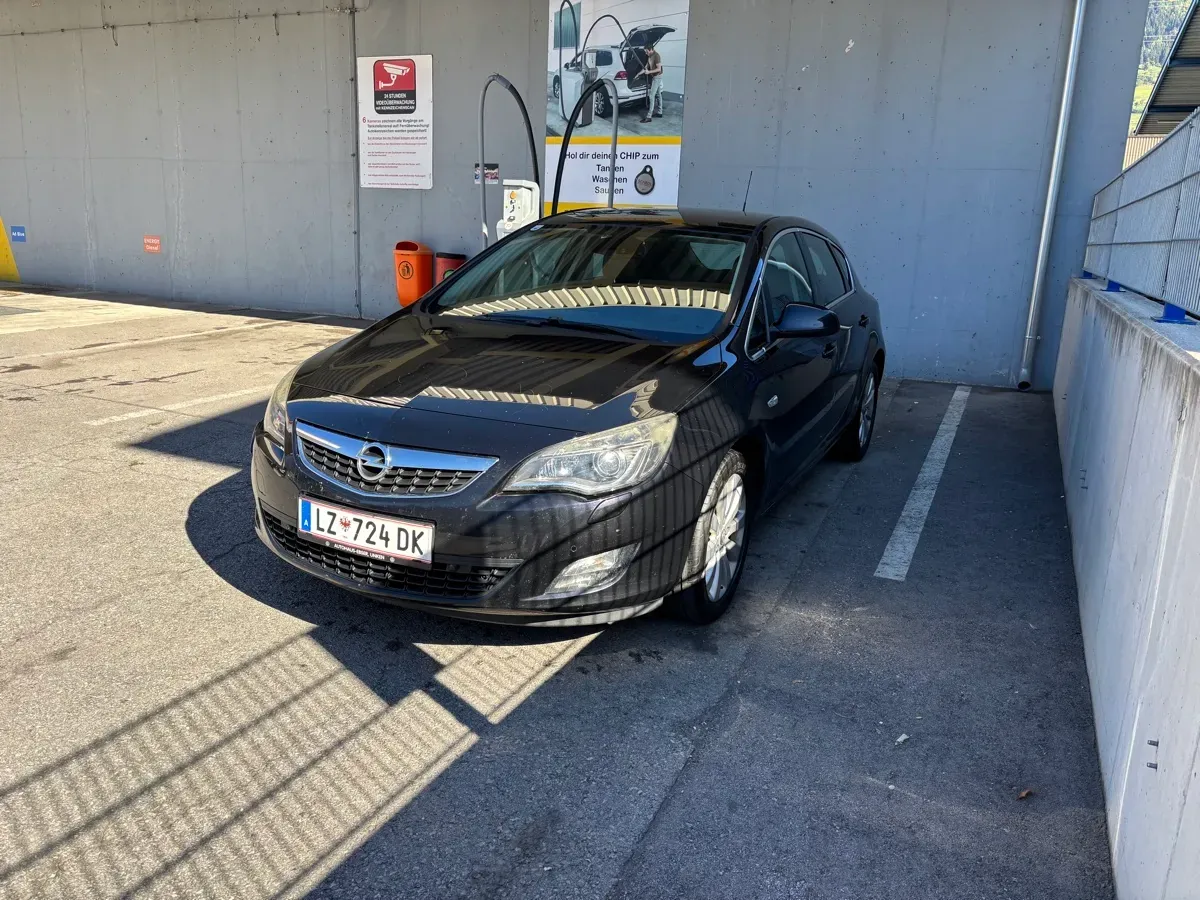 Opel Astra 2011 photo 2