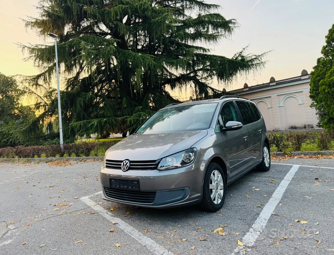 Volkswagen Touran 2011 photo 2