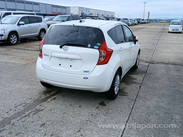 Nissan Note 2013 photo 4