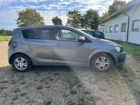 Chevrolet Aveo 2012 photo 4