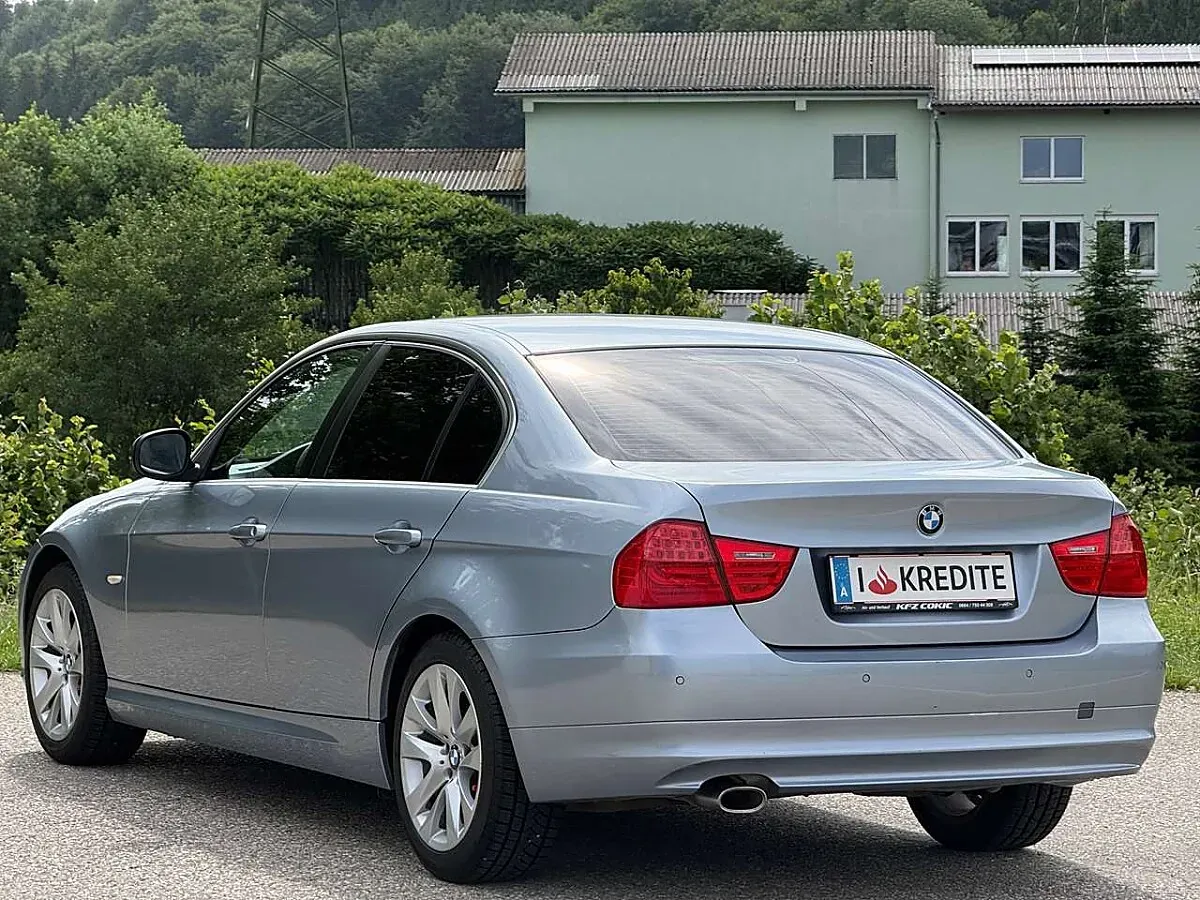 BMW 3 Series 2011 photo 3