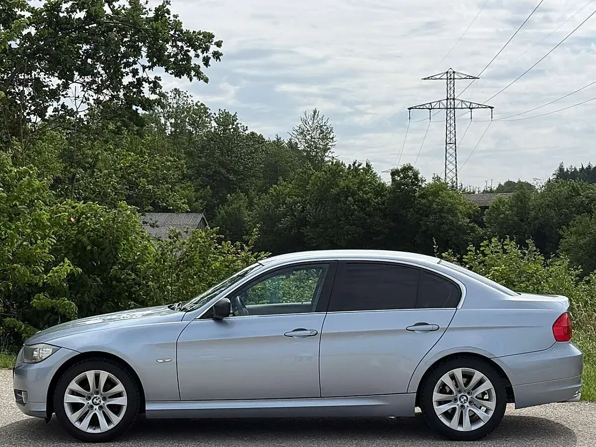 BMW 3 Series 2011 photo 2
