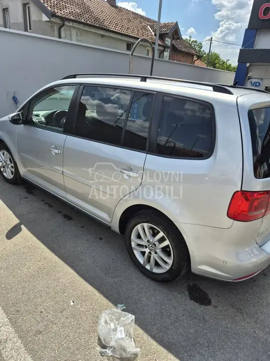 Volkswagen Touran 2011 photo 2