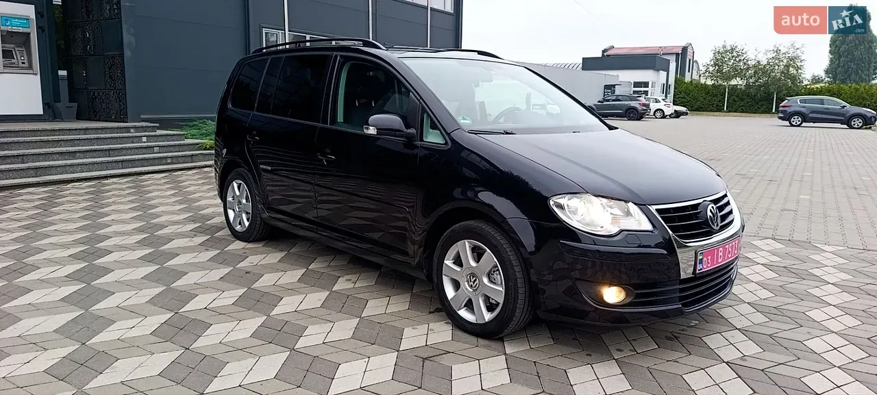 Volkswagen Touran 2010 photo 2