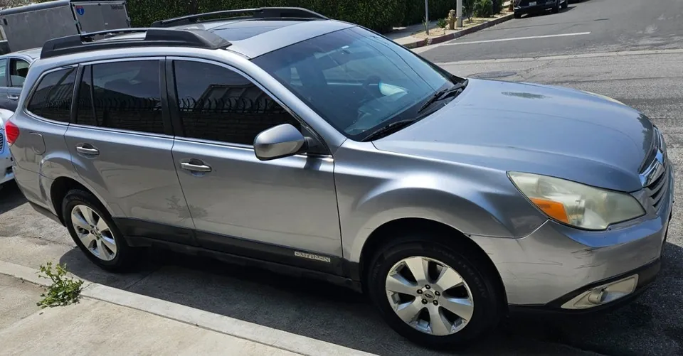 Subaru Outback 2011 photo 2