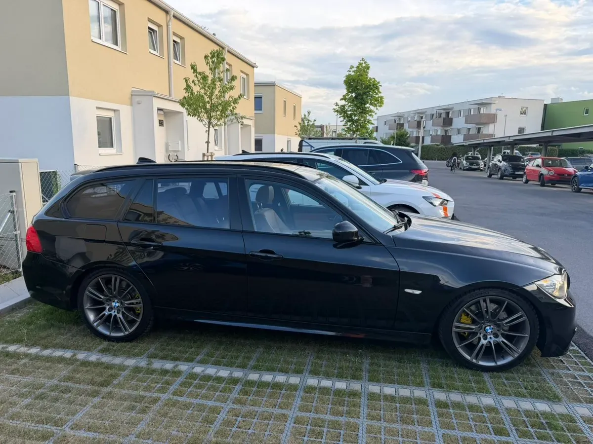 BMW 3 Series 2011 photo 2