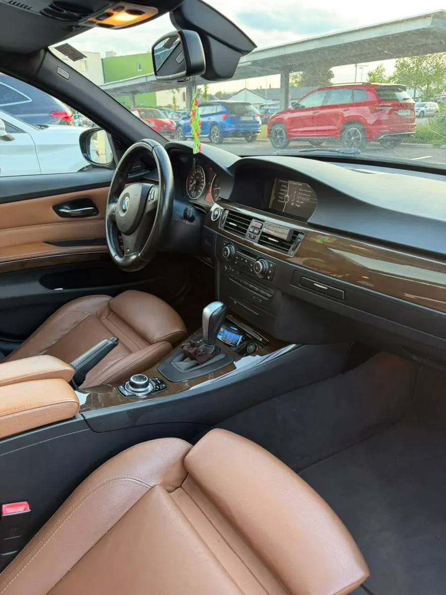 BMW 3 Series 2011 photo 3