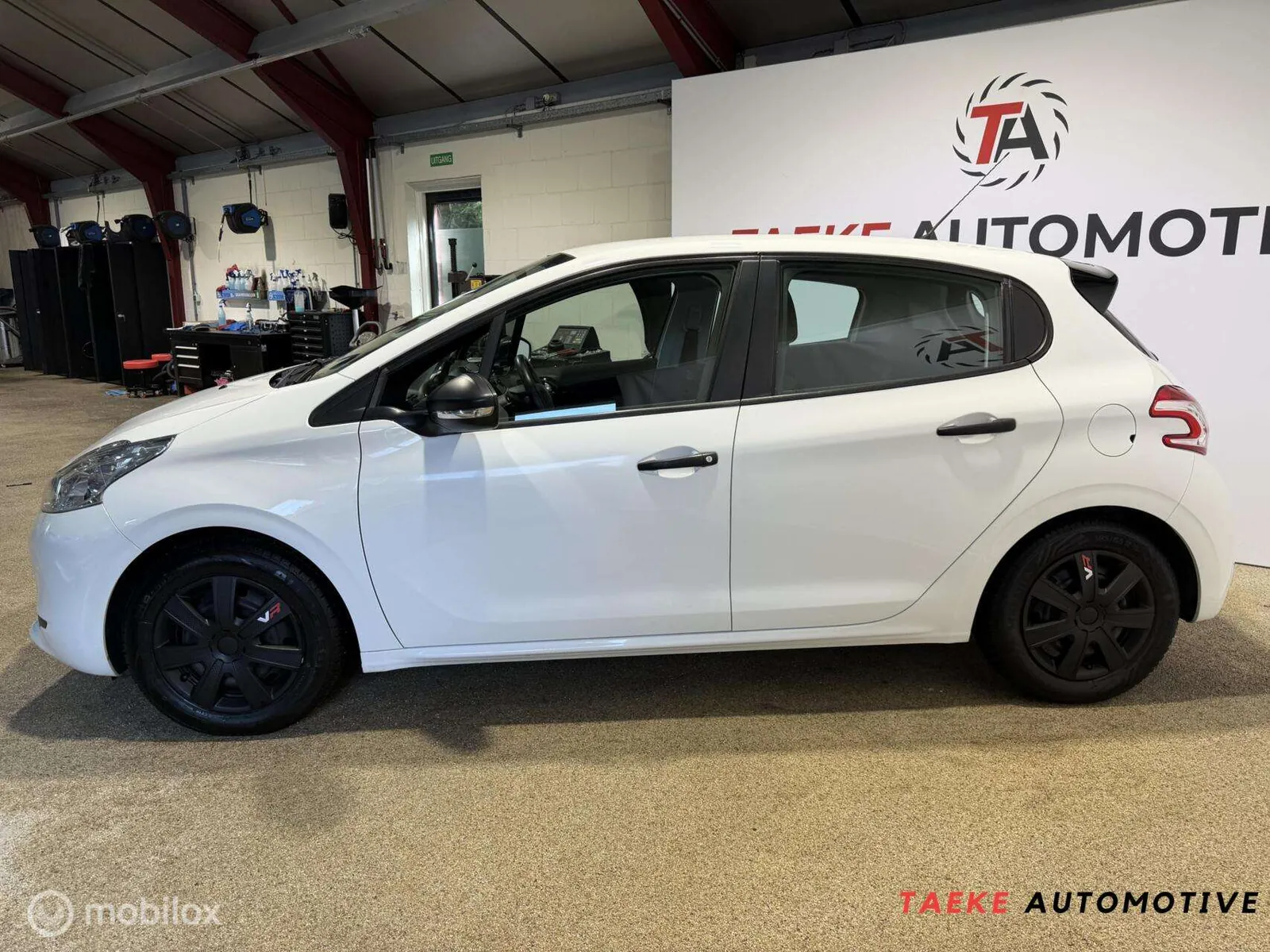 Peugeot 208 2014 photo 2
