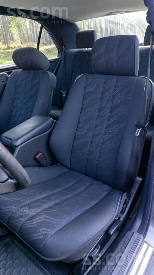 Mercedes-Benz E220 1996 photo 2