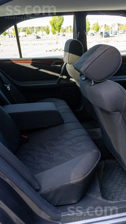 Mercedes-Benz E220 1996 photo 4