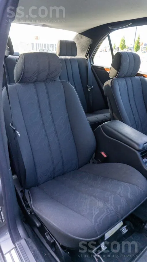 Mercedes-Benz E220 1996 photo 3