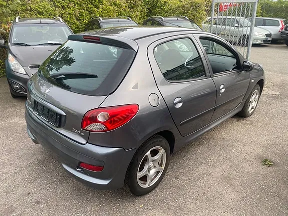 Peugeot 206 2011 photo 3