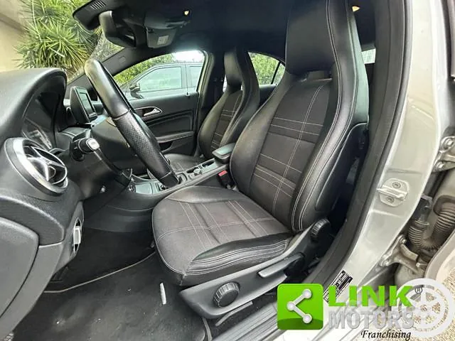 Mercedes-Benz A 180 2013 photo 2