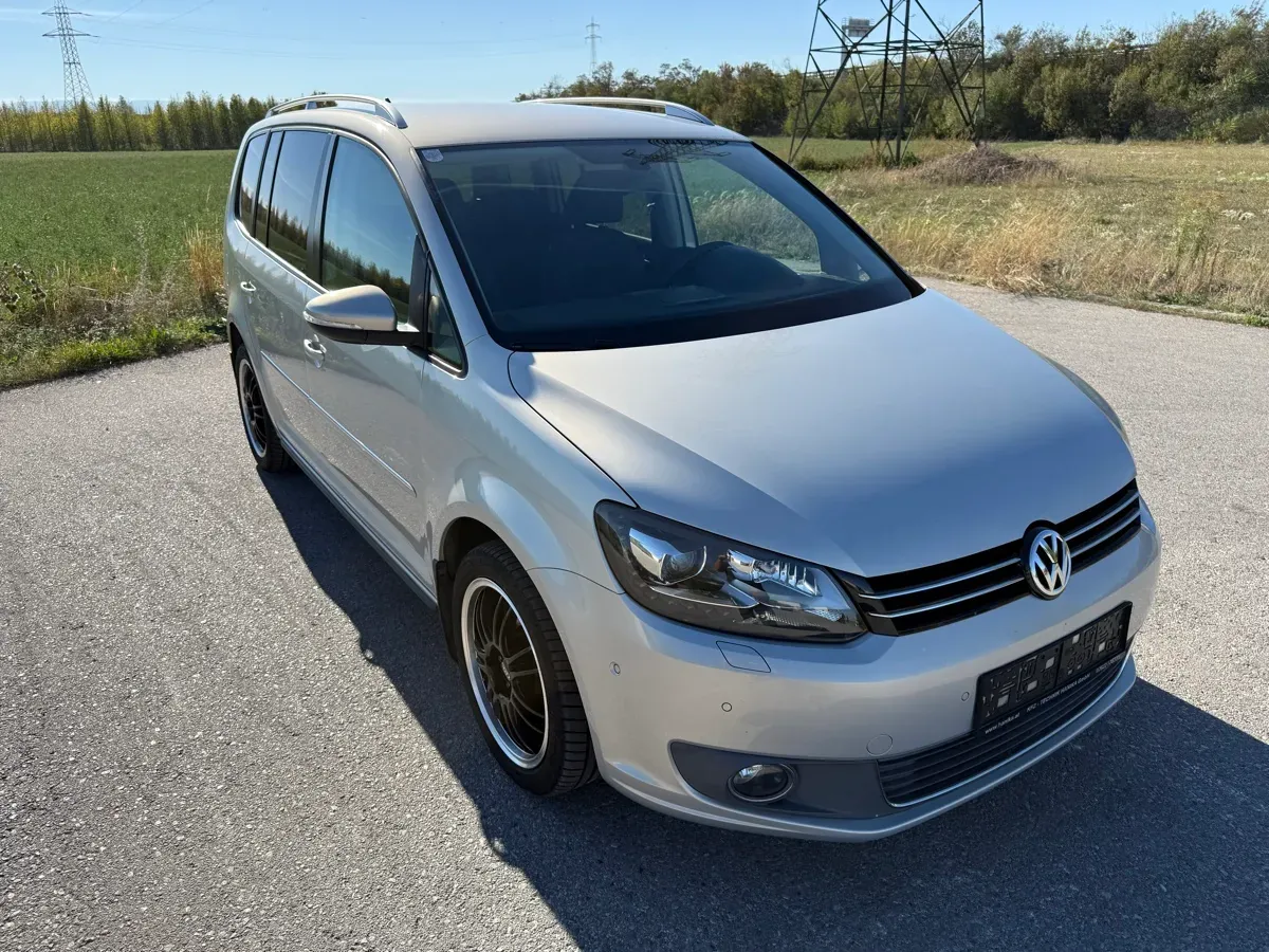 Volkswagen Touran 2011 photo 2