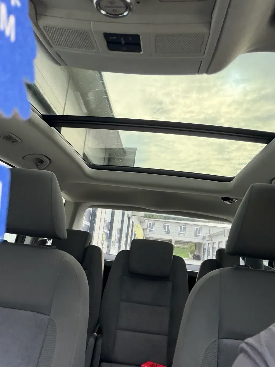 Volkswagen Touran 2011 photo 2