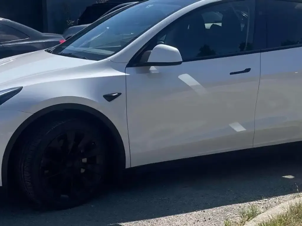 Tesla Model Y 2024 photo 2