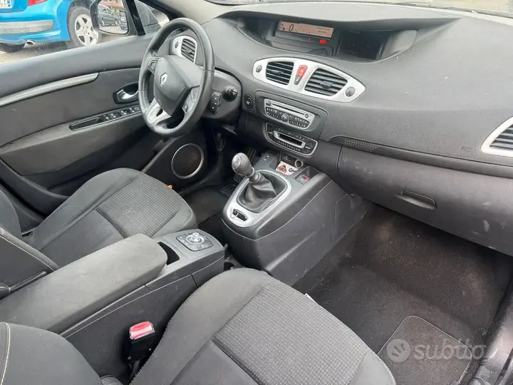 Renault Scenic 2011 photo 2