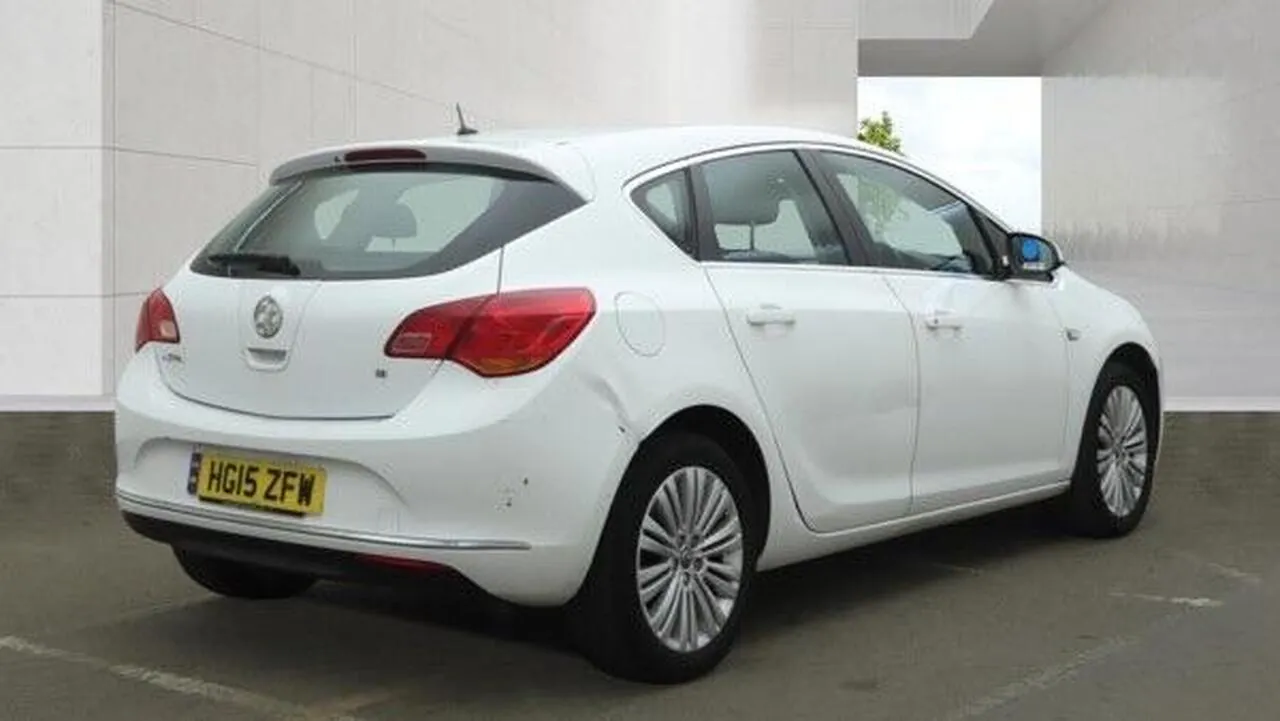 Vauxhall Astra 2015 photo 2