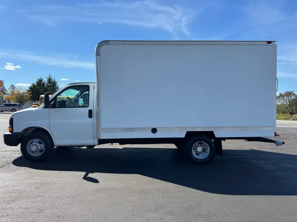 Chevrolet Express 2012 photo 2