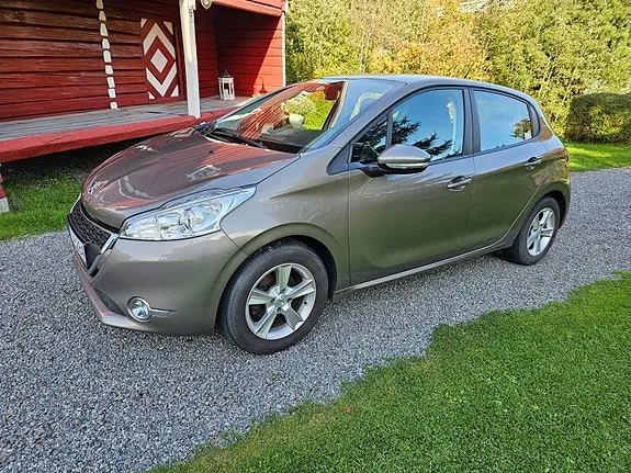 Peugeot 208 2013 photo 2