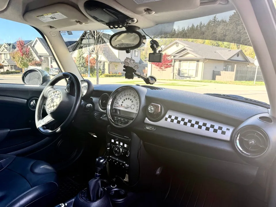 Mini Cooper 2011 photo 2