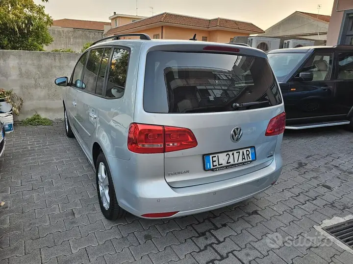 Volkswagen Touran 2012 photo 2