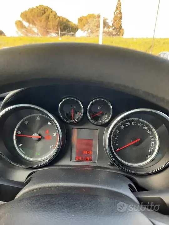 Opel Astra 2013 photo 2