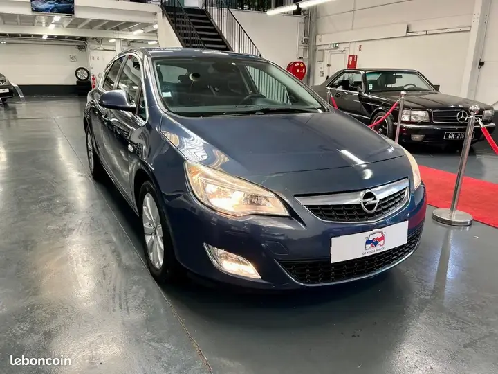 Opel Astra 2011 photo 2