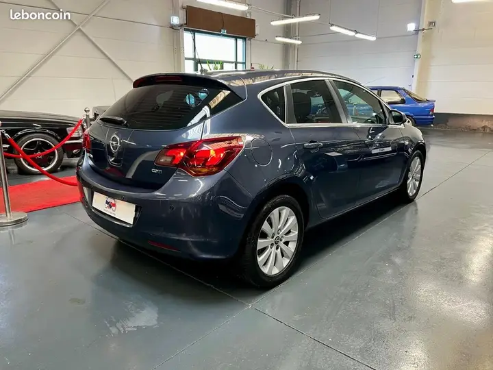 Opel Astra 2011 photo 3