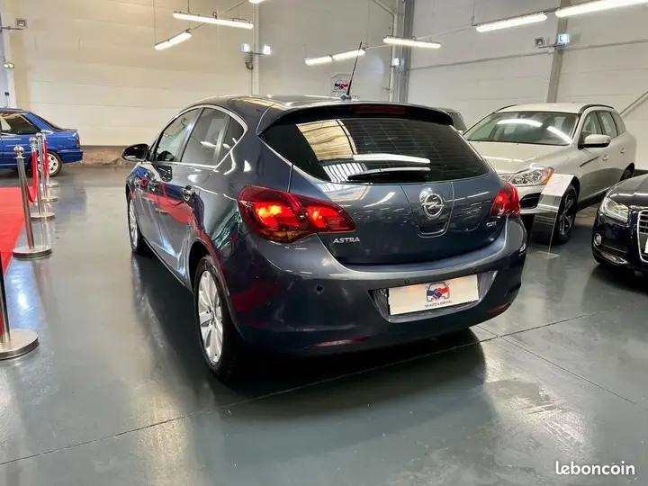 Opel Astra 2011 photo 4
