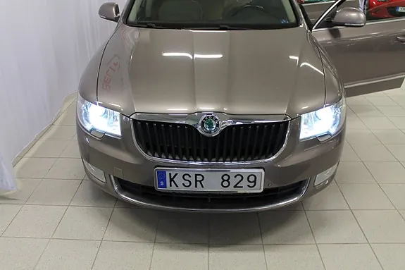 Skoda Superb 2011 photo 2