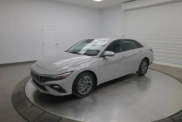 Hyundai Elantra 2025 photo 4
