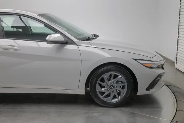Hyundai Elantra 2025 photo 3